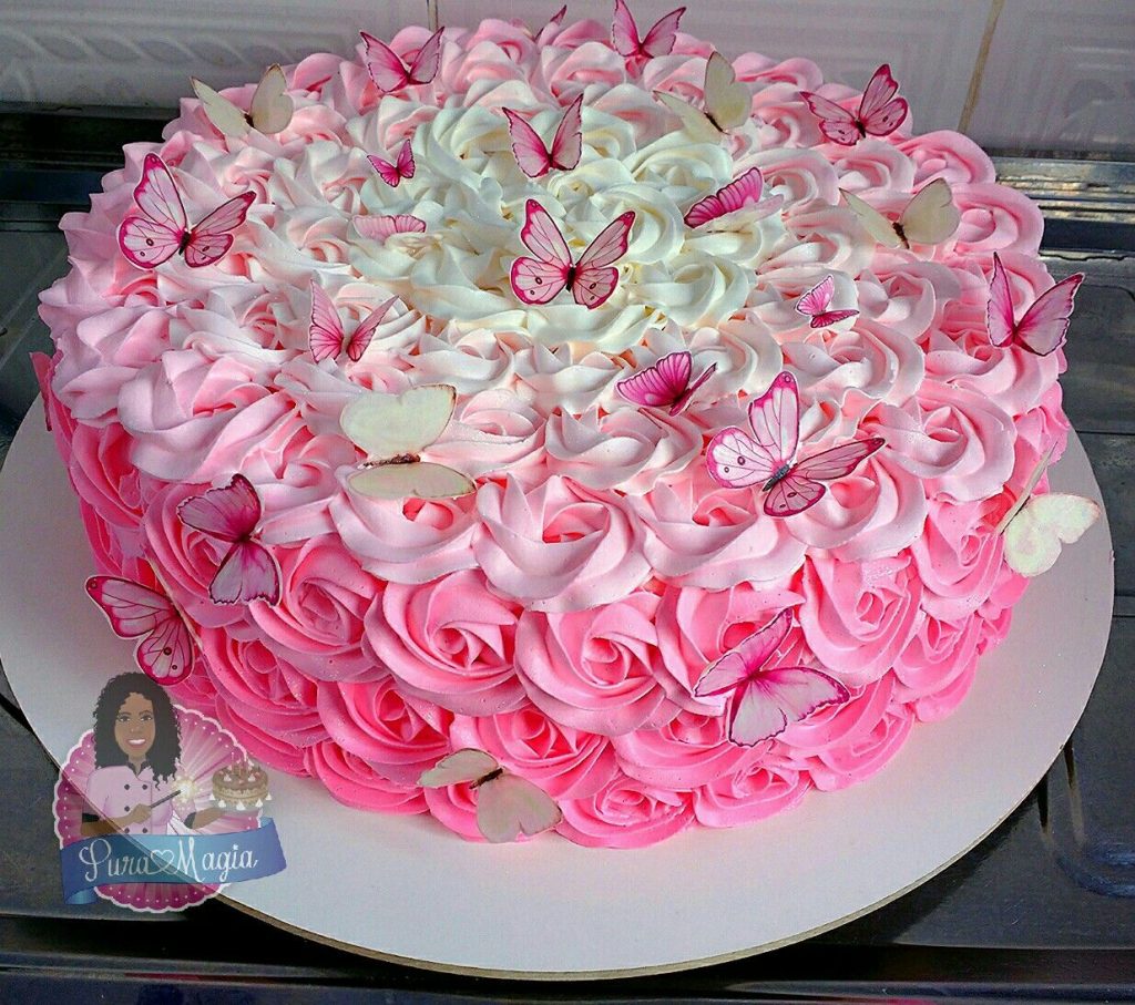 bolo decorado com chantilly rosa