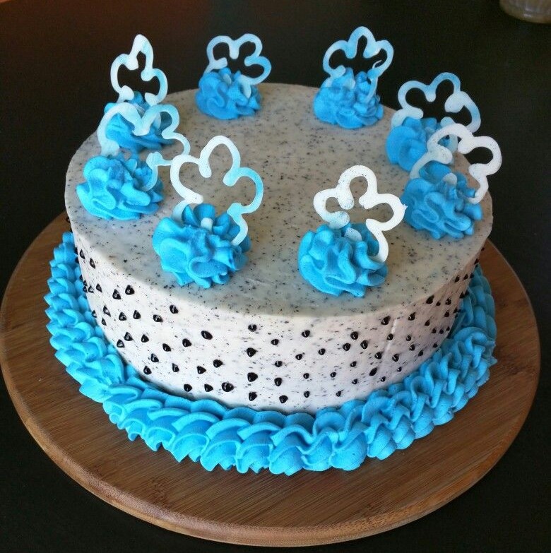 bolo decorado com chantilly azul e branco