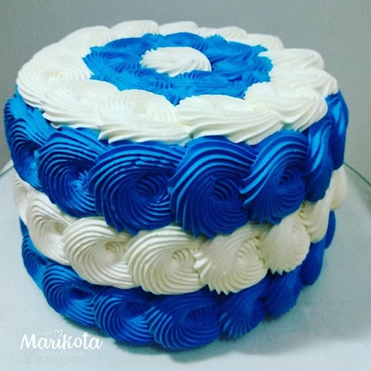 bolo decorado com chantilly azul e branco