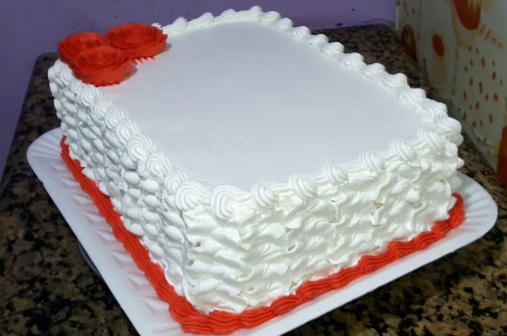 bolo decorado com chantilly simples