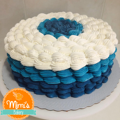 bolo decorado com chantilly azul e branco