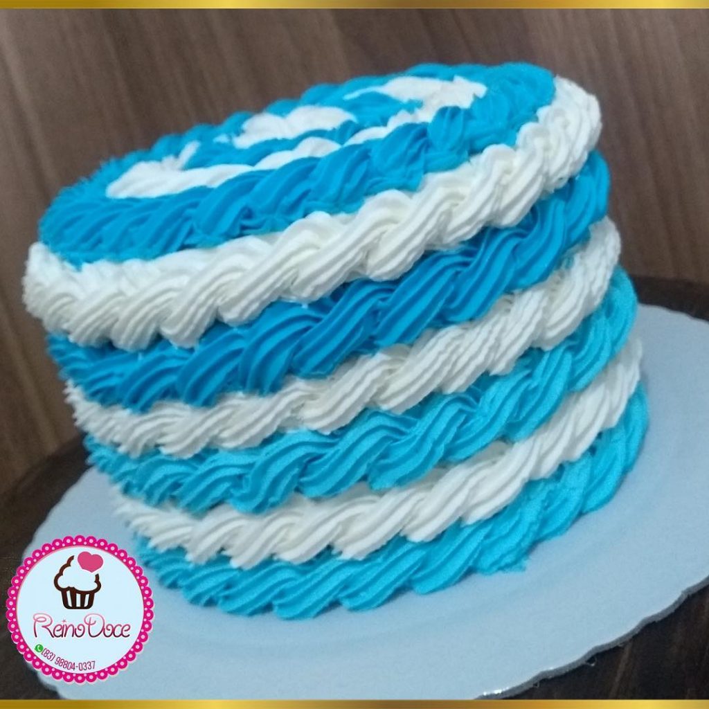 bolo decorado com chantilly azul e branco