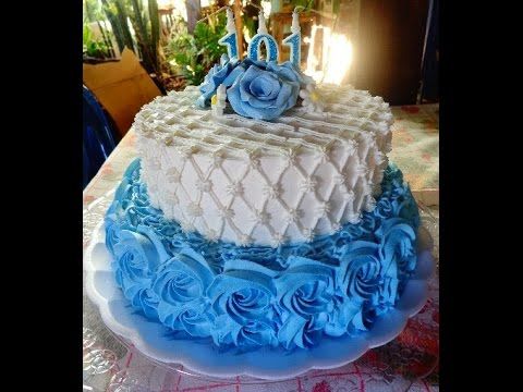 bolo decorado com chantilly azul e branco