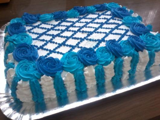 bolo decorado com chantilly azul e branco