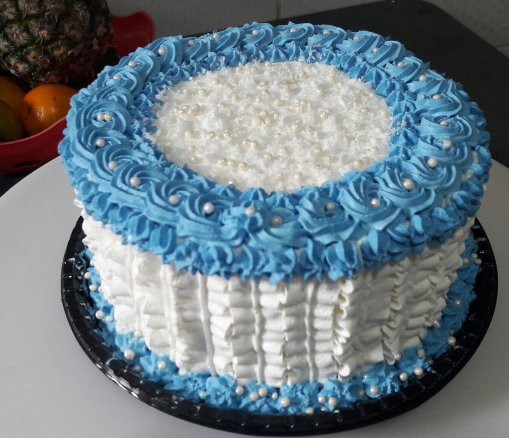 bolo decorado com chantilly azul e branco