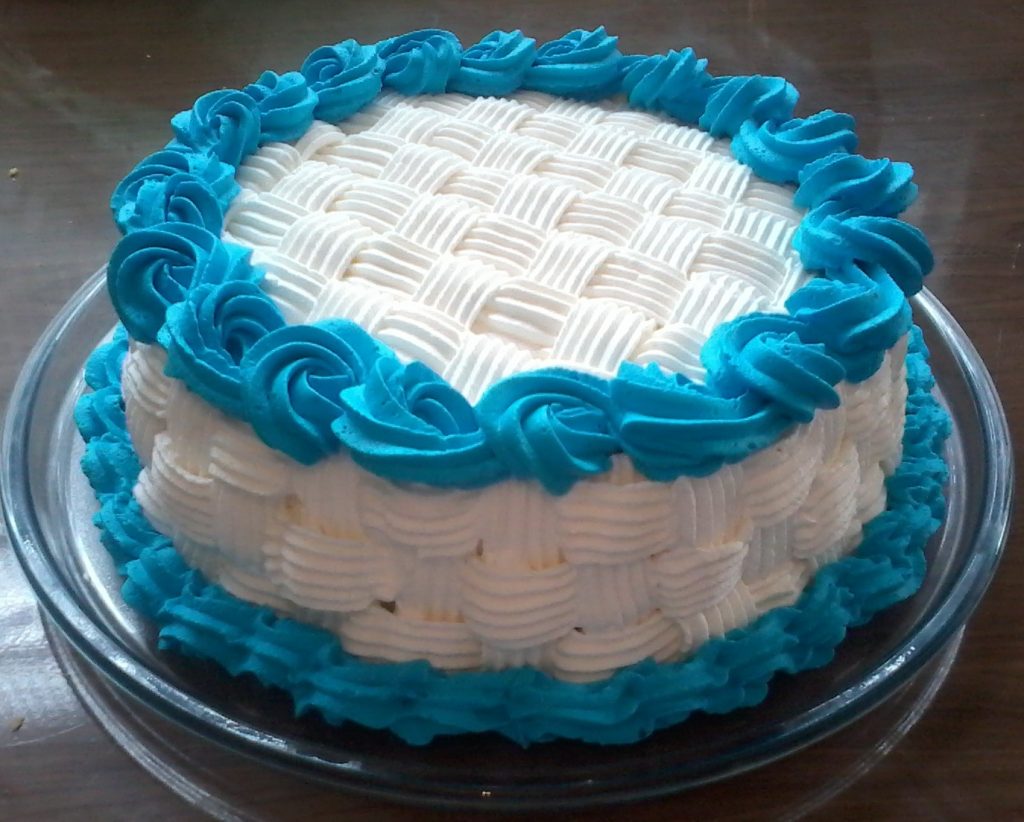 bolo decorado com chantilly azul e branco