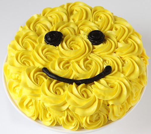 bolo decorado com chantilly amarelo