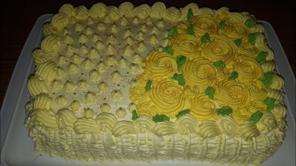 bolo decorado com chantilly amarelo