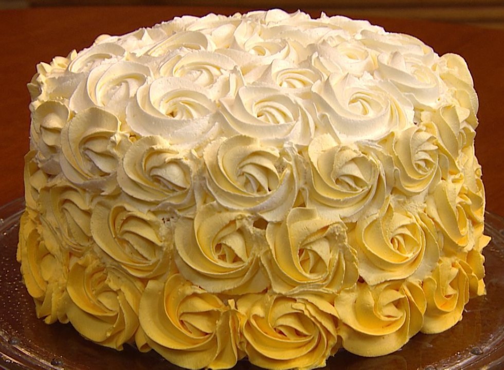 bolo decorado com chantilly amarelo