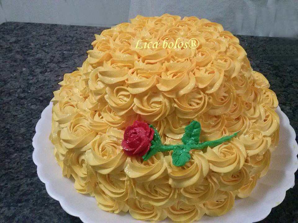 bolo decorado com chantilly amarelo