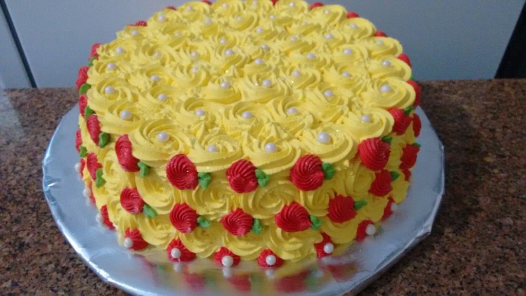 bolo decorado com chantilly amarelo