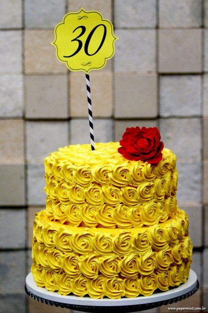 bolo decorado com chantilly amarelo