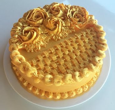 bolo decorado com chantilly amarelo