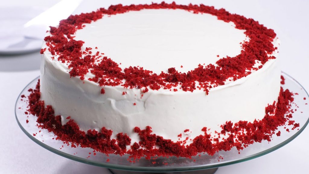bolo decorado com chantilly vermelho e branco