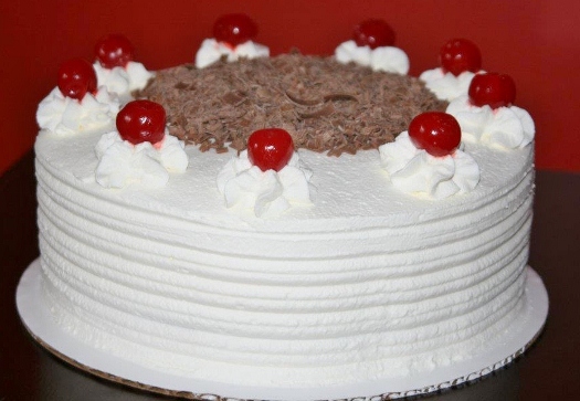 bolo decorado com chantilly vermelho e branco