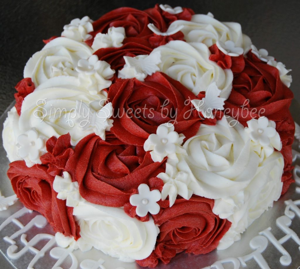 bolo decorado com chantilly vermelho e branco