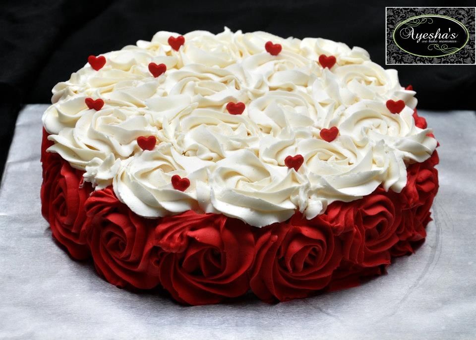 bolo decorado com chantilly vermelho e branco