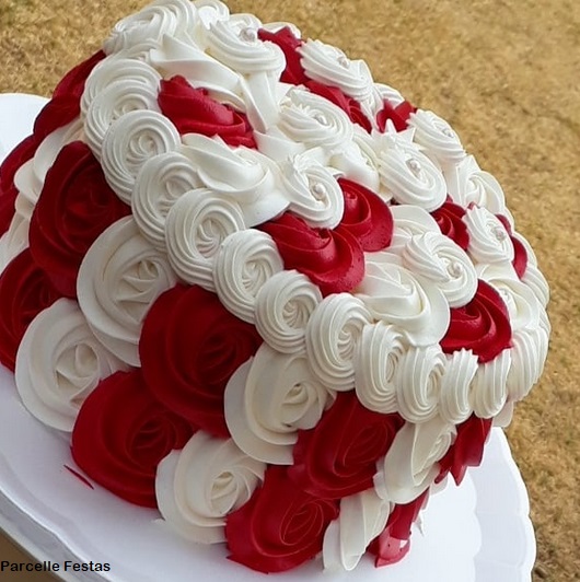 bolo decorado com chantilly vermelho e branco