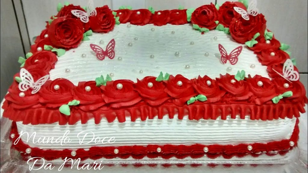 bolo decorado com chantilly vermelho e branco