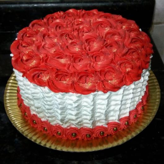 bolo decorado com chantilly vermelho e branco