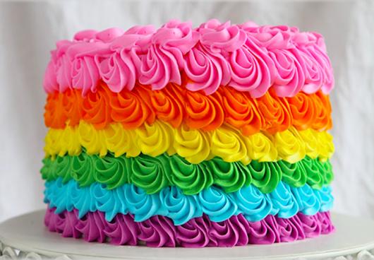 bolo decorado com chantilly colorido