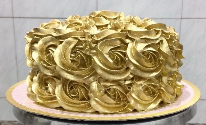 bolo decorado com chantilly dourado