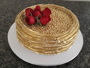 bolo decorado com chantilly dourado