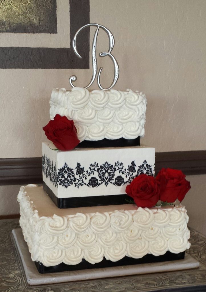 bolo decorado com chantilly para casamento