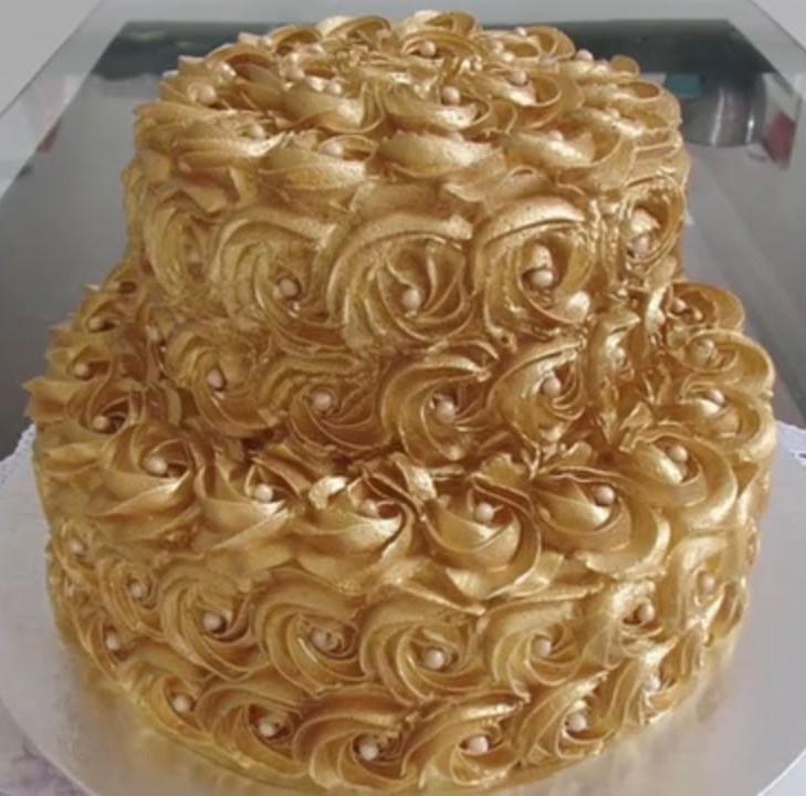 bolo decorado com chantilly dourado