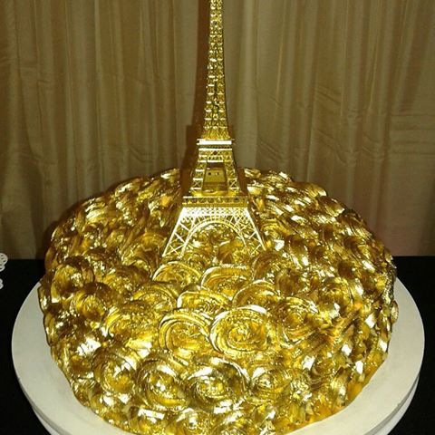 bolo decorado com chantilly dourado