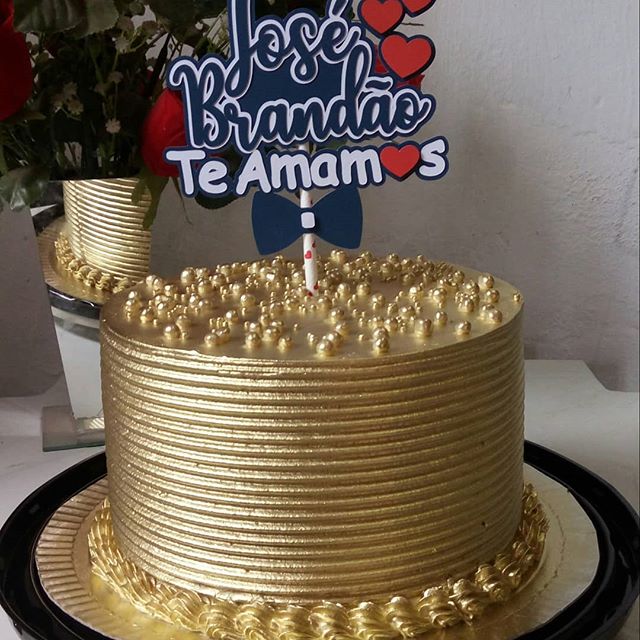 bolo decorado com chantilly dourado