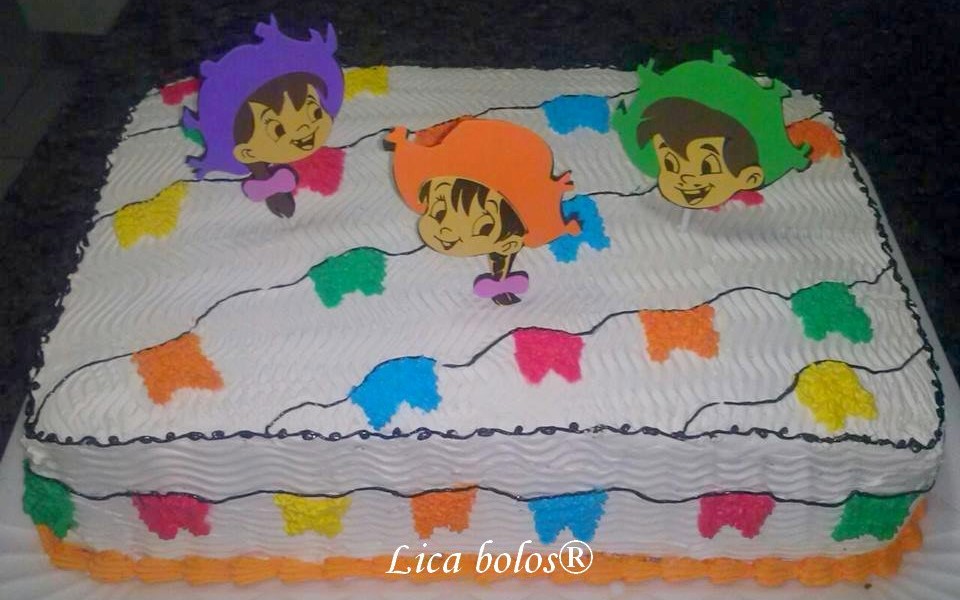 bolo decorado com chantilly infantil