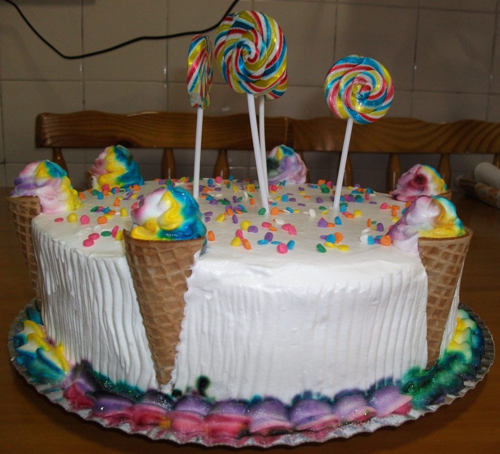 bolo decorado com chantilly infantil