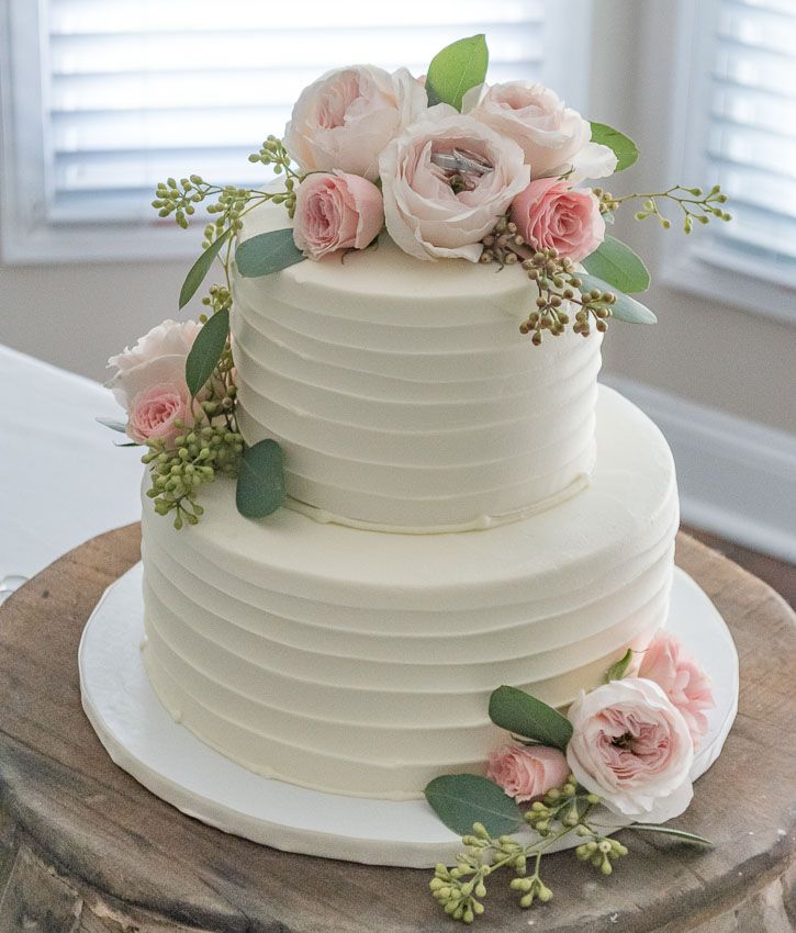 bolo decorado com flores naturais
