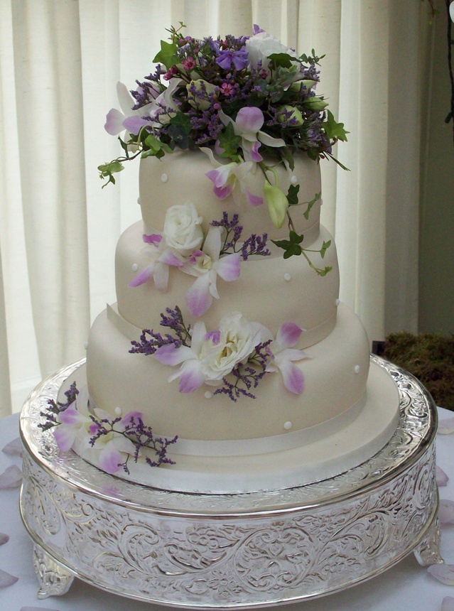 bolo decorado com flores naturais