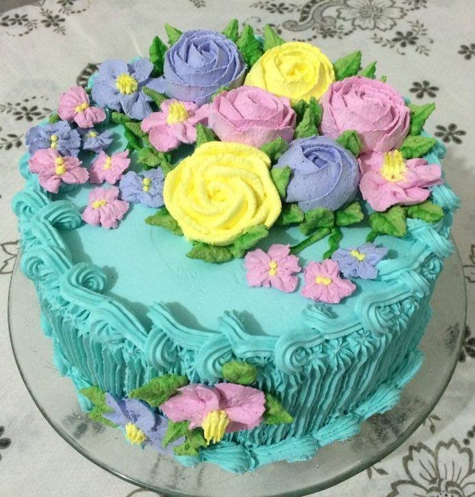 bolo decorado com flores de chantilly