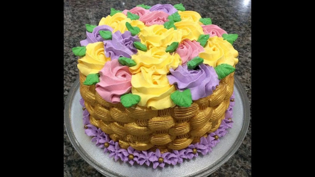bolo decorado com flores de chantilly
