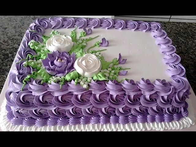 bolo decorado com flores de chantilly