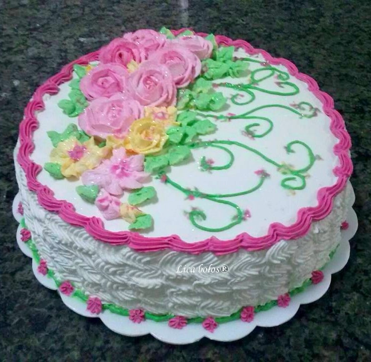 bolo decorado com flores de chantilly