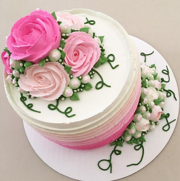 bolo decorado com flores de chantilly