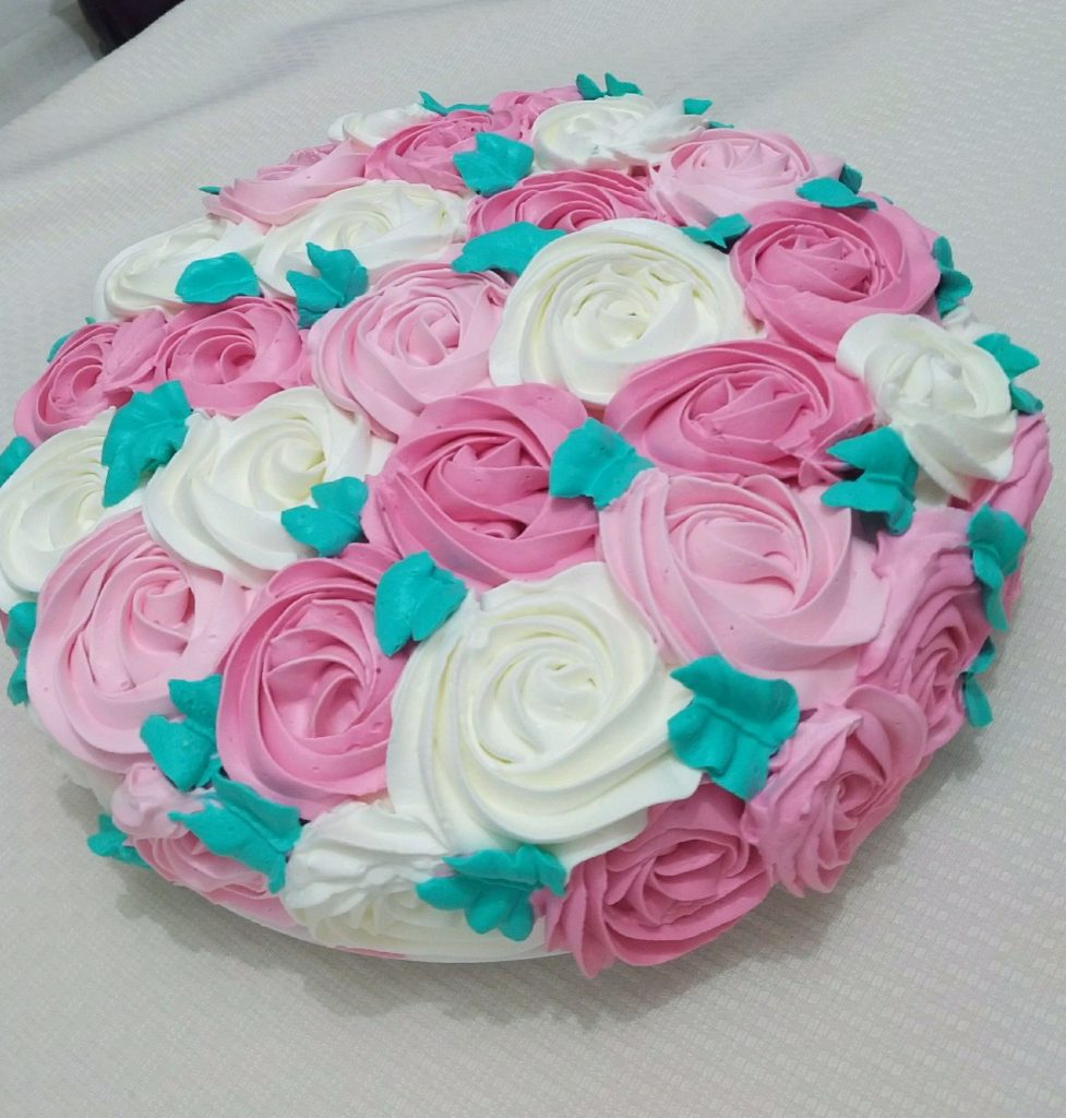 bolo decorado com flores de chantilly