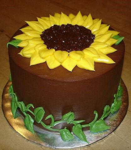 bolo decorado com flores de girassol