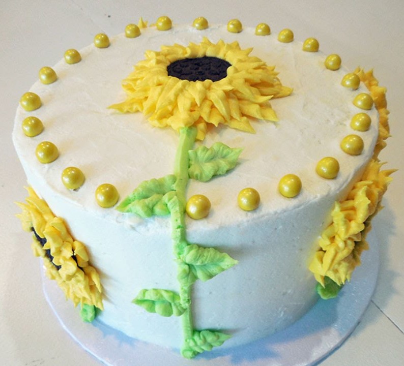 bolo decorado com flores de girassol