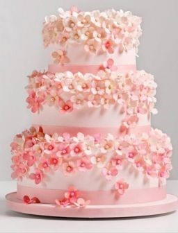 bolo decorado com flores de pasta americana