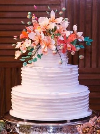 bolo decorado com flores artificiais