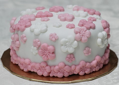 bolo decorado com flores de pasta americana
