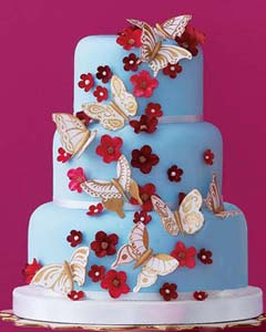 bolo decorado com flores e borboletas