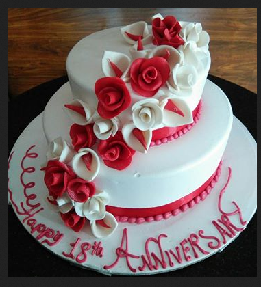 bolo decorado com flores vermelhas