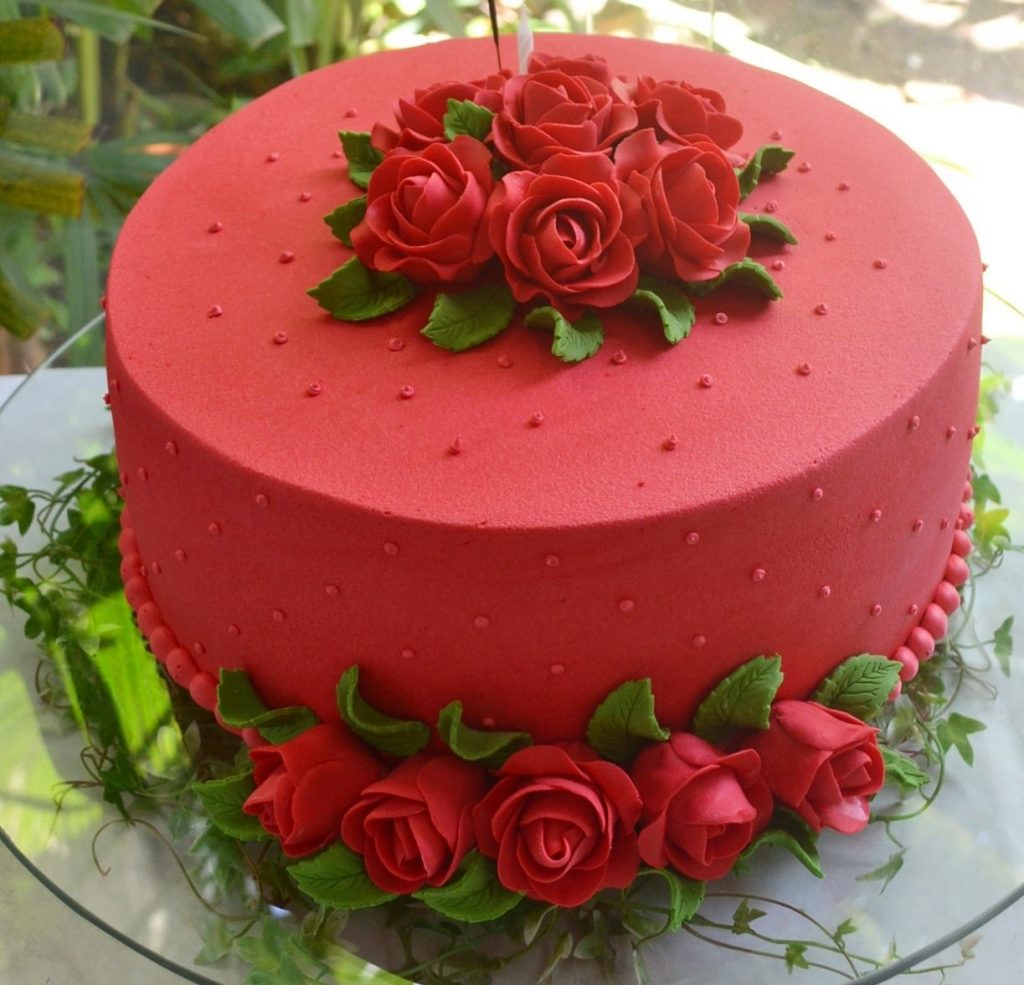 bolo decorado com flores vermelhas