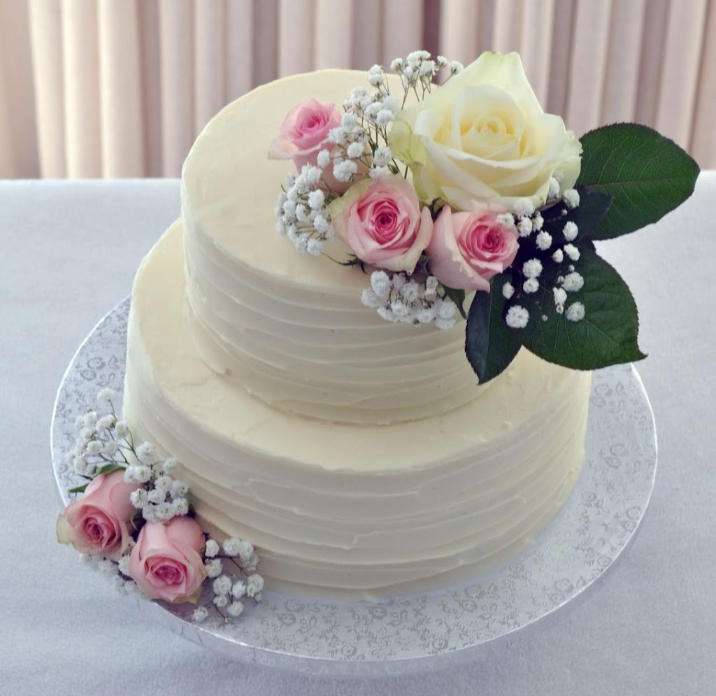 bolo de casamento decorado com flores